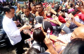 Jokowi Bagi Kartu PKH dan KIP di Semarang