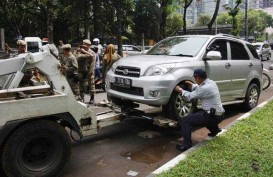 PERPARKIRAN DI JAKARTA  : Pemerintah Perlu Batasi Pembelian Mobil 