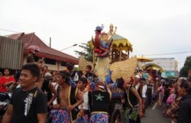 Ribuan Warga Cirebon Antusias Saksikan Arak-arakan Nadran Gunung Jati
