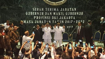 Selesai Sertijab, Anies-Sandi "Salam Dua Jari"