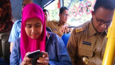 Anies-Sandi Naik Transjakarta