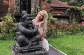 Valeria Lukyanova, Si Manusia Barbie Asal Rusia Nikmati Liburan di Bali