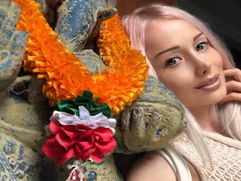 Kunjungi Bali, Manusia Barbie Asal Rusia Cicipi Kopi Luwak
