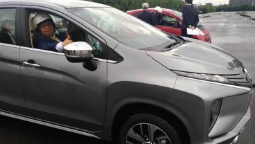 Begini Gaya Menperin Airlangga Hartarto Test Drive Mitsubishi Electric Vehicle