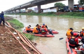 Anies Melayat Korban Banjir yang Meninggal di Cipete Utara