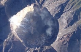 Hasil Pemotretan Drone: Rekahan di Kawah Gunung Agung Meluas