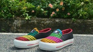 Bergaya Muda dengan Sneakers Tenun