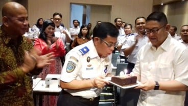 Buka Bimtek ALFI, Plt Dirjen Hubla Dapat Kejutan Kue Ultah dari Peserta