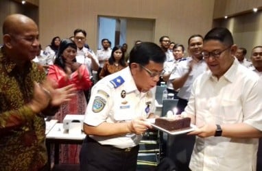 Buka Bimtek ALFI, Plt Dirjen Hubla Dapat Kejutan Kue Ultah dari Peserta