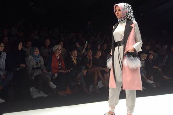 Koleksi Zaskia Sungkar di Jakarta Fashion Week 2018./Bisnis.com-Ramdha Waddha