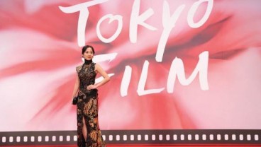 Karina Salim Bergaun Batik di Karpet Merah Festival Film Internasional Tokyo 2017