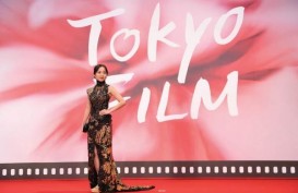 Karina Salim Bergaun Batik di Karpet Merah Festival Film Internasional Tokyo 2017