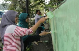 Ramai-Ramai Mengecat Dua Desa, Toba Pulp Kerahkan Para Karyawan