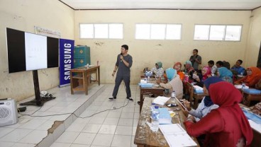 70 Karyawan Samsung Renovasi Bangunan SD di Rumpin Bogor