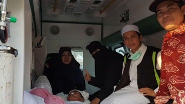 Dua Jamaah Haji Dipulangkan dengan Terbaring Usai Perawatan di Arab Saudi