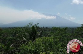 Meski Bahaya, 253 Warga Naik & Sembahyang di Puncak Gunung Agung