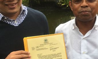 Sekjen Golkar Tunjukkan SK Resmi kepada Ridwan Kamil