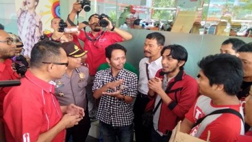 Massa Datangi Kantor Telkomsel Jateng