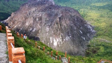 Polisi dan Relawan Cari Sembilan Pendaki Gunung Kelud