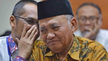 PIMPINAN KPK DIPERIKSA : Tak Kendur Melawan Tekanan