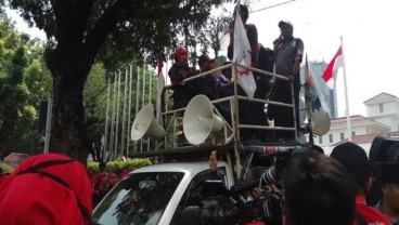 Demo di Balai Kota, Buruh Minta Anies-Sandi Tepati Kontrak Politik 