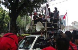 Demo di Balai Kota, Buruh Minta Anies-Sandi Tepati Kontrak Politik 