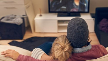 Studi: Nonton TV Terlalu Lama Berisiko Meningkatkan Pembekuan darah