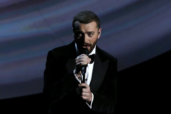 Sam Smith saat tampil di Oscar 2016/Reuters-Mario Anzuoni
