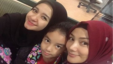 Laudya Cynthia Bella Kompak Antar Anak Bareng Mantan Istri Suaminya