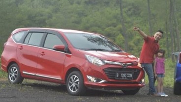 10 MOBIL TERLARIS: Daihatsu Sigra Kejar-Kejaran dengan Saudara Kembar