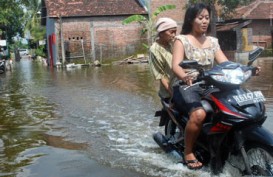 Basarnas Bantu Evakuasi Korban Banjir di Cilacap