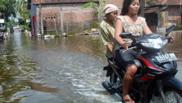 Basarnas Bantu Evakuasi Korban Banjir di Cilacap