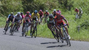 Tour de Singkarak: Jatuh Bangun, Pebalap Sepeda Iran Rebut Yellow Jersey