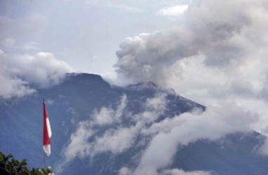 Gunung Agung Erupsi : 4 Maskapai Internasional Batal Terbang ke Bali  