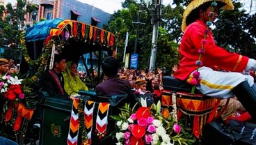 KIRAB BUDAYA PERNIKAHAN BOBBY-KAHIYANG: Ribuan Warga Menyambut Riang. Presiden Jokowi Bagi-Bagi Souvenir