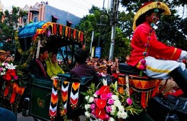 KIRAB BUDAYA PERNIKAHAN BOBBY-KAHIYANG: Ribuan Warga Menyambut Riang. Presiden Jokowi Bagi-Bagi Souvenir