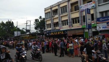 KIRAB BUDAYA PERNIKAHAN BOBBY-KAHIYANG: Warga Antusias Sambut Kahiyang-Bobby