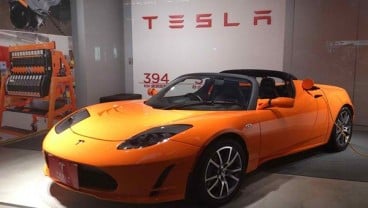 Tesla Roadster Hebohkan Publik Otomotif