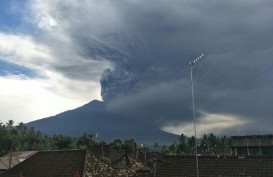 Gunung Agung Mengeluarkan Abu Hitam, Bali Masih Aman 