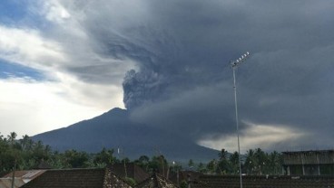 Gunung Agung Semburkan Abu, Ini Antisipasi Pemkab Karangasem