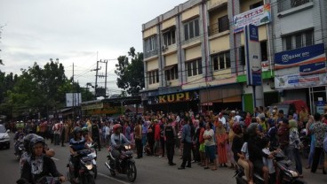 Warga Medan Membeludak Tunggu Kirab Bobby-Kahiyang