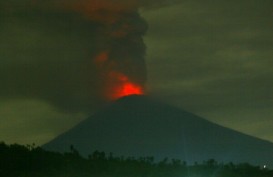 Muntahkan Lava, Status Gunung Agung Ditingkatkan Jadi Awas