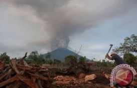 PVMBG Amati 2 Lubang Asap di Gunung Agung