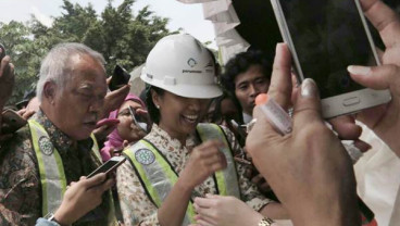 HOLDING BUMN : Menteri Rini Teken Akte Inbreng 