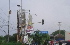 Cirebon Diterjang Angin Puting Beliung, Sejumlah Reklame Tumbang