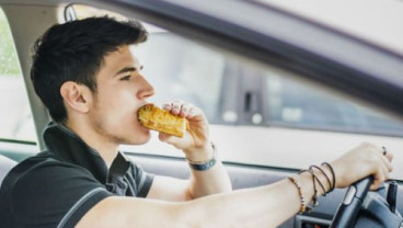 Makan dan Minum Sambil Banyak Gerak? Lihat Efek yang Ditimbulkan