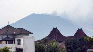 GUNUNG AGUNG ERUPSI : Proyek Konstruksi Molor