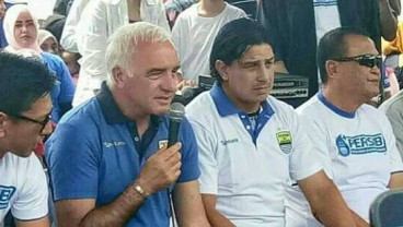 Persib Perkenalkan Pelatih Anyar kepada Bobotoh