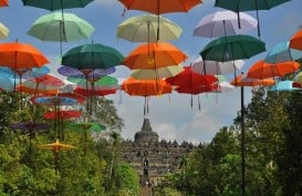 Borobudur Diterangi Warna Oranye