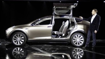 Aston Martin Klaim Bisa Buat Mobil Lebih Canggih dari Tesla